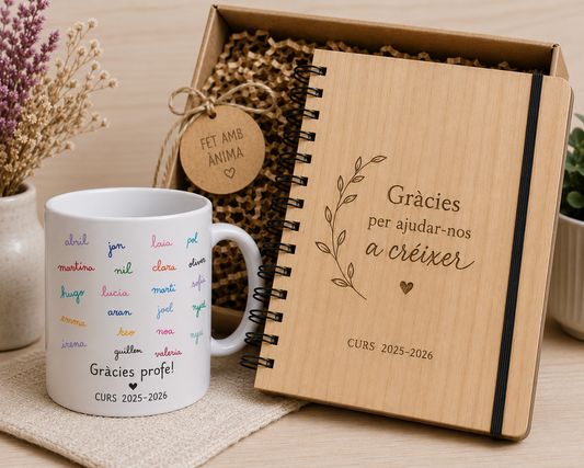 Pack Profe Personalitzat ♡ Tassa amb Noms + Llibreta de Fusta